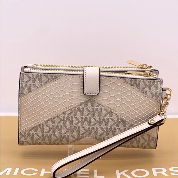 MICHAEL KORS LG DOUBLE ZIP
WRISTLET WALLET PHONE
HOLDER LIGHT CREAM MULTI - Picture 2 of 12
